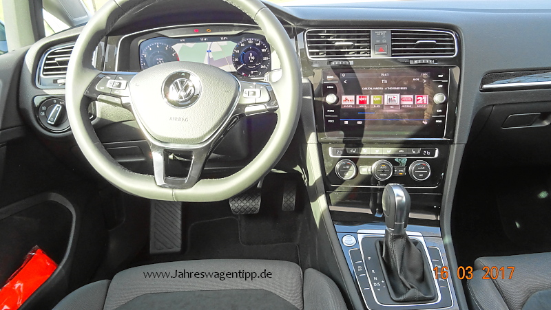 VW Golf 7 Facelift Highline DSG 92 KW (neues Modell) ACC Navi LED Panoramadach Jahreswagen 