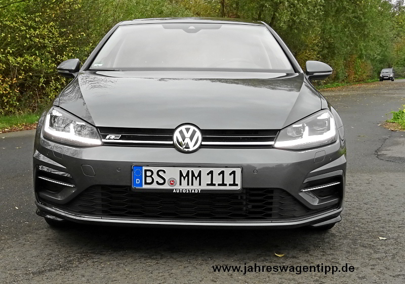 VW Golf 7 Highline DSG 110 KW DCC ACC Navi LED Panoramadach StandheizungJahreswagen 