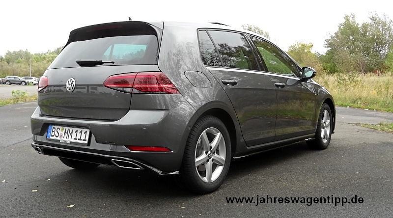 VW Golf 7 Highline DSG 110 KW DCC ACC Navi LED Panoramadach StandheizungJahreswagen 