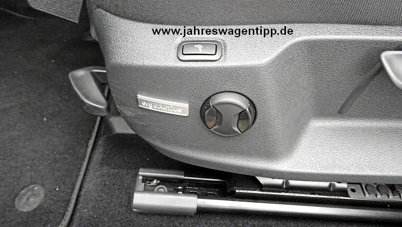 VW Golf 7 Highline DSG 110 KW DCC ACC Navi LED Panoramadach StandheizungJahreswagen 