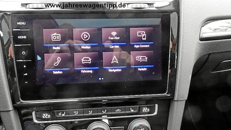 VW Golf 7 Highline DSG 110 KW DCC ACC Navi LED Panoramadach StandheizungJahreswagen 