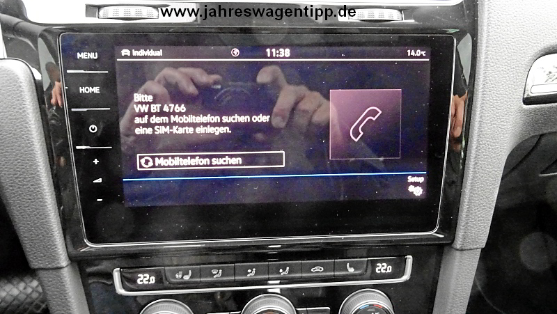 VW Golf 7 Highline DSG 110 KW DCC ACC Navi LED Panoramadach StandheizungJahreswagen 